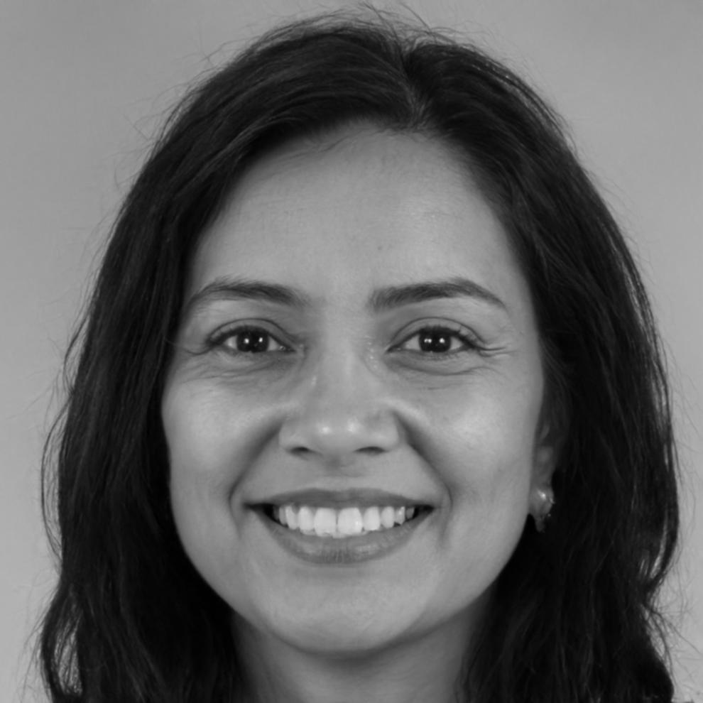 Experienced financial analyst and educator